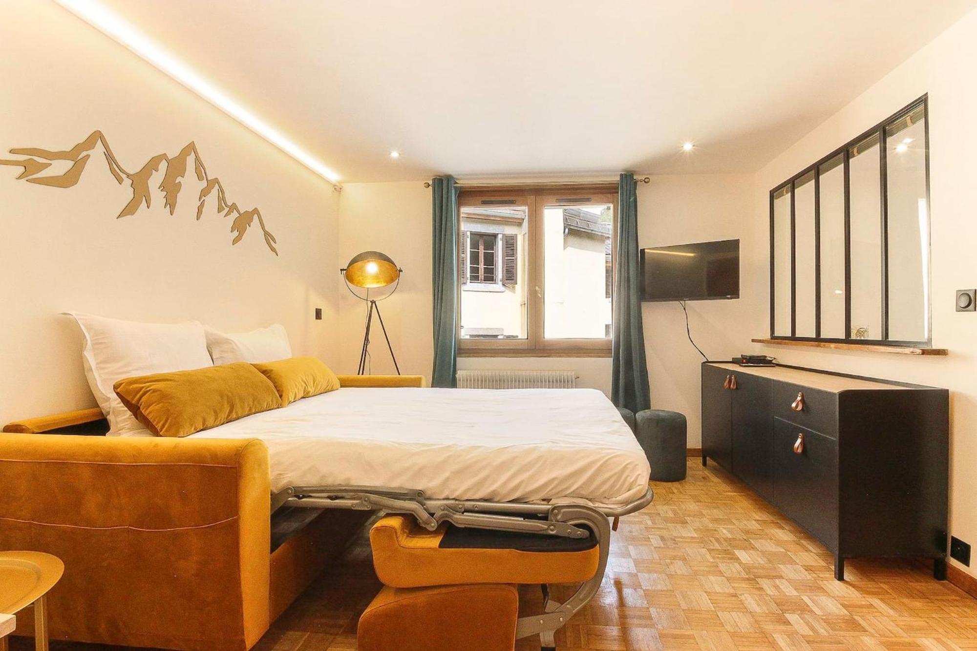 Bellevarde Apt - Newly Renovated - Central - Beside Tmb Start/End 莱苏什 外观 照片