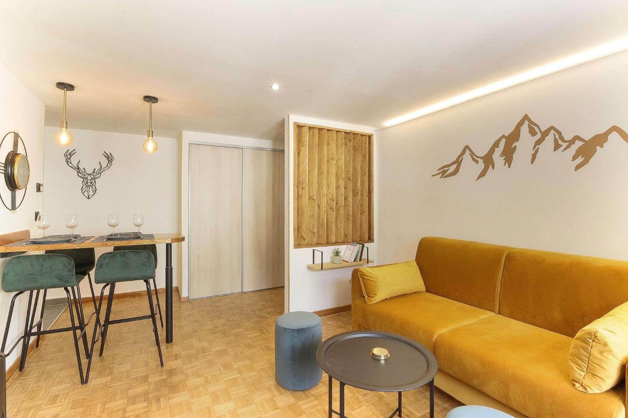 Bellevarde Apt - Newly Renovated - Central - Beside Tmb Start/End 莱苏什 外观 照片